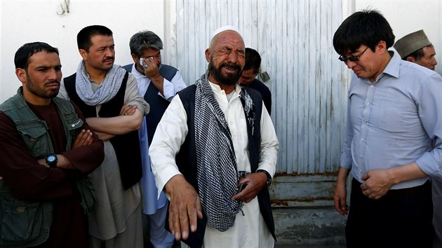 Pi sebevraednm atenttu v afghnskm Kbulu zemelo ptaticet lid a dalch vce ne tyicet utrplo zrann. Mu na snmku uprosted piel pi toku o syna. (24. ervence 2017)