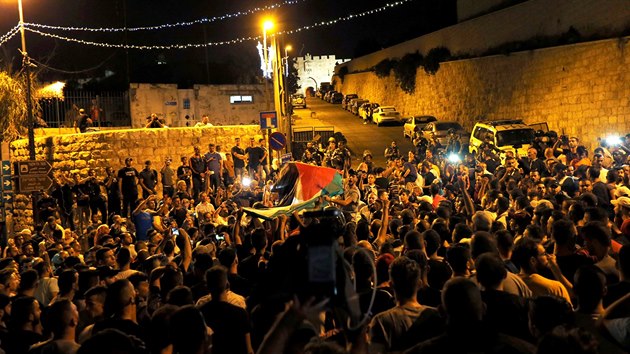 Palestinci ped Lv brnou v Jeruzalm oslavuj rozhodnut Izraele odstranit od vstup na Chrmovou horu bezpenostn opaten. (27. ervence 2017)