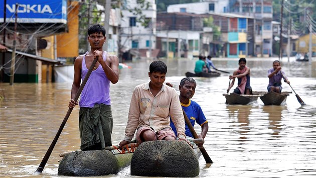 V dsledku monzunovch de zahynulo v minulch tdnech na zpad a vchod Indie pes 300 lid. (27. ervence 2017)