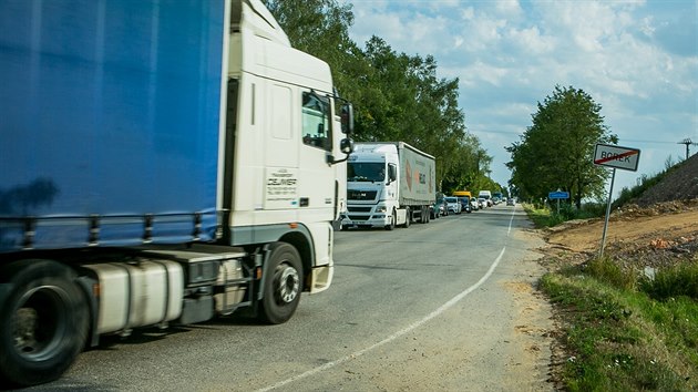 Kvli stavb dlnice D3 uzaveli stavbai ve tvrtek sek mezinrodn silnice E55 mezi Borkem a evtnem. Tisce aut tak musej jezdit po star silnici, kter vede obcemi evtn, Chotany i Vitn.