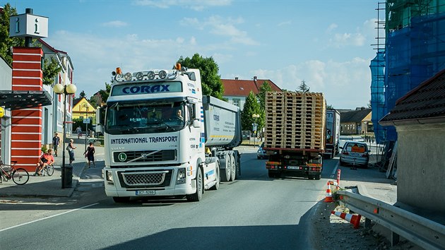 Kvli stavb dlnice D3 uzaveli stavbai ve tvrtek sek mezinrodn silnice E55 mezi Borkem a evtnem. Tisce aut tak musej jezdit po star silnici, kter vede obcemi evtn, Chotany i Vitn.