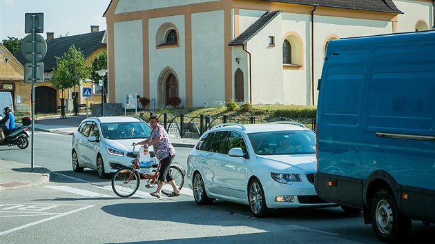 Kvli stavb dlnice D3 uzaveli stavbai ve tvrtek sek mezinrodn silnice E55 mezi Borkem a evtnem. Tisce aut tak musej jezdit po star silnici, kter vede obcemi evtn, Chotany i Vitn.