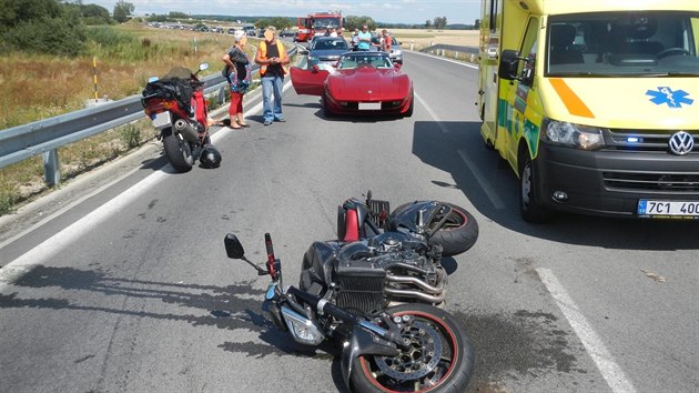 U Horusic zejm motork nedobrzdil za zpomalujcm autem. Narazil do nj a skonil ve svodidlech. Zemel v nemocnici.