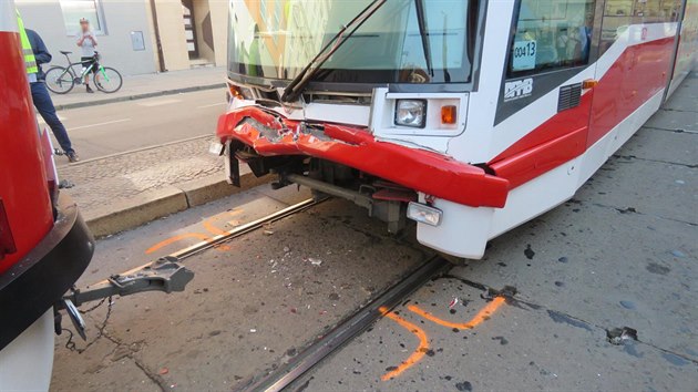 Na brnnsk zastvce Tkalcovsk se srazily dv tramvaje, kdy se idi t druh podle zjitn policist nevnoval dostaten zen a nestihl vas zabrzdit. Jedna cestujc utrpla zrann, ktermu v nemocnici podlehla.