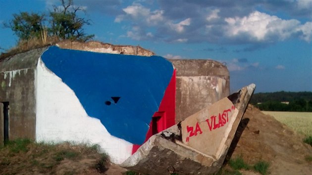 Na uznut kus bunkru u Vratnna namaloval neznm autor eskou vlajku.