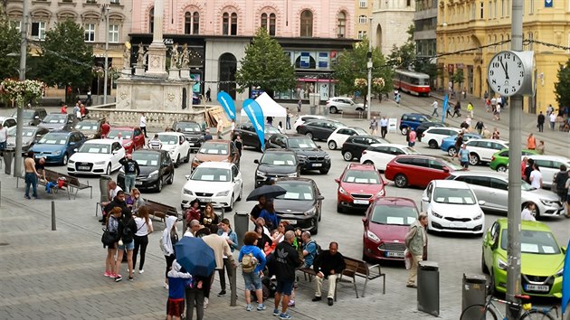 Prodejn vstava aut spolenosti Mototechna se v Brn pesunula z Moravskho nmst na centrln nmst Svobody. Nsledn ji vak radnice mstsk sti Brno-sted zakzala.