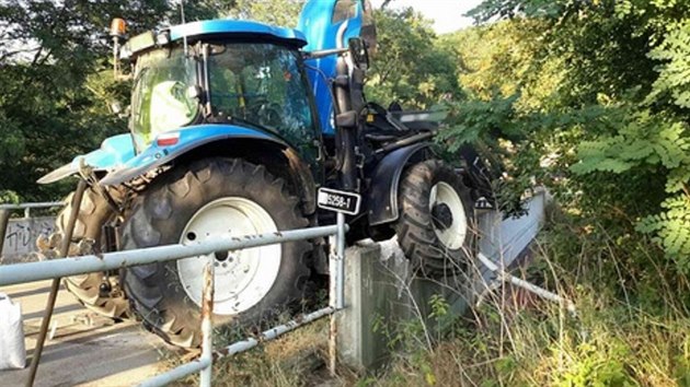 Traktor u Moravskch Brnic po selhn brzd ztratil vlek a narazil do okraje mostu nad eleznic. Pi tom z nj spadlo zva, do nj pod mostem vrazil projdjc vlak.