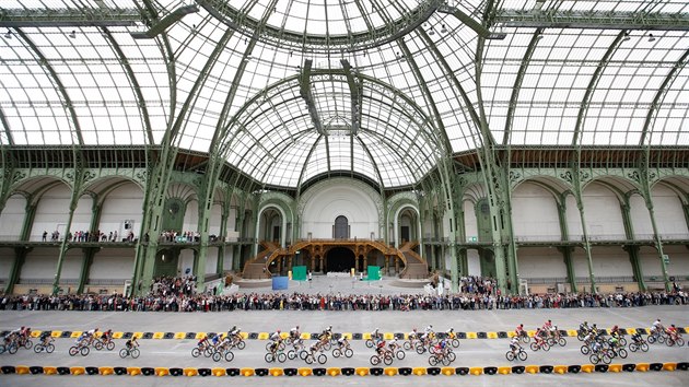 Peloton projd pes Grand Palais bhem posledn etapy Tour.