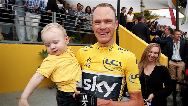 DOBR, TTO! Chris Froome slav tvrt titul na Tour de France se synem Kellanem a manelkou Michelle.