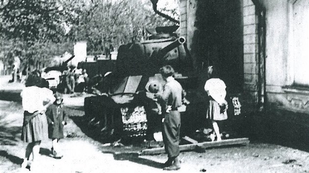 V kvtnu 1945 si u jihlavskho hbitova pokal na kolonu sovtskch tank nmeck Jagdpanzer IV.