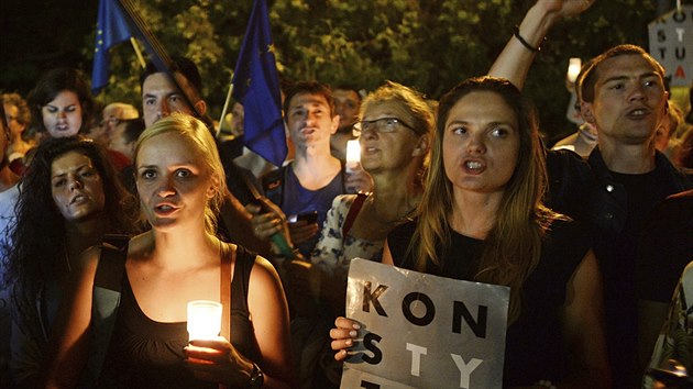 V ulicch polskch mst protestuj odprci zkona, kter omez nezvislost justice. V noci zkon schvlil Sent. (21.7.2017)