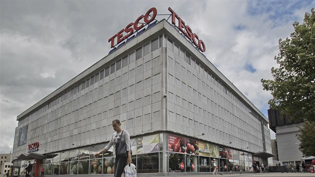 Obchodní dm Tesco na Americké tíd v Plzni. (25. ervence 2017)