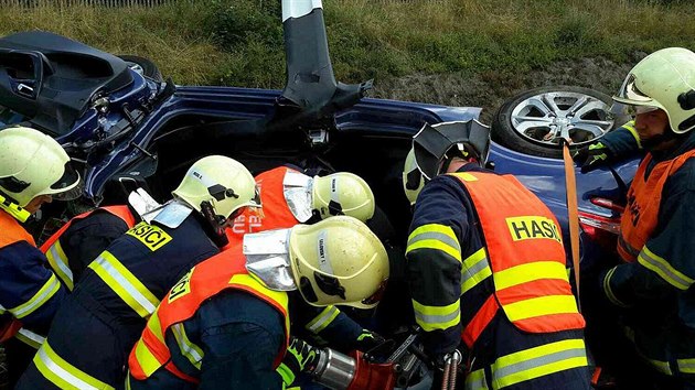 Na elezninm pejezdu nedaleko od Hazlova na Chebsku se srazil vlak s osobnm autem. (21. 7. 2017)