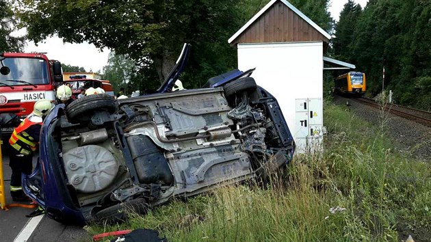 Na elezninm pejezdu nedaleko od Hazlova na Chebsku se srazil vlak s osobnm autem. (21. 7. 2017)