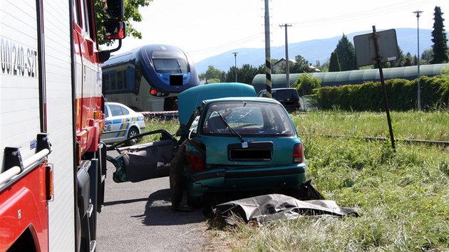 Smrteln nehoda osobnho auta a vlaku na pejezdu v Bystici pod Hostnem. (20. ervence 2017)