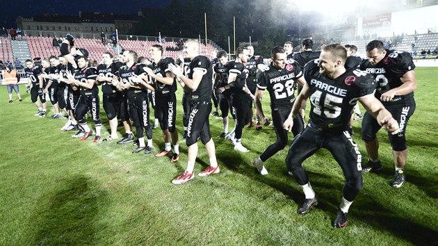 Hri Prague Black Panthers oslavuj triumf v Czech Bowlu.