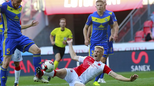 Slvista Michal Frydrych pad po stetu s Jevgenijem Jablonskm. Nsledovala penalta a erven karta pro fotbalistu Borisova.