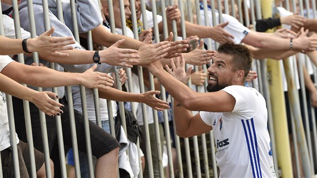 Milan Baro se po vtznm duelu v Brn zdrav s fanouky Banku Ostrava.