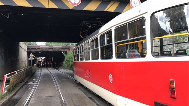 V podjezdu pod elezninm viaduktem strhl kamion trolej. Plachta kamionu hoela (26.7.2017)