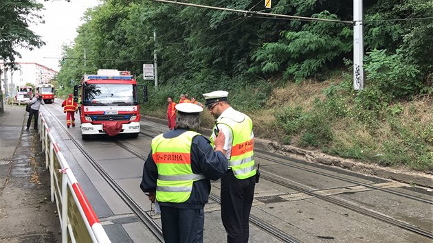 V podjezdu pod elezninm viaduktem strhl kamion trolej. Plachta kamionu hoela (26.7.2017)