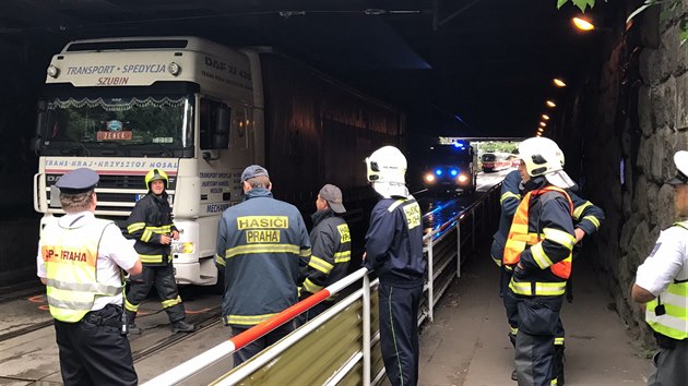 V podjezdu pod elezninm viaduktem strhl kamion trolej. Plachta kamionu hoela (26.7.2017)