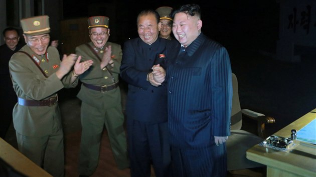 Severn Korea odplila dal mezikontinentln balistickou raketu a uvedla, e m na dostel Spojen stty. Zkouku rakety dajn sledoval i severokorejsk vdce Kim ong-un (29. ervence 2017).