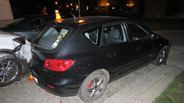 idice se pi parkovn v jedn z prostjovskch ulic zamotala nohavice do pedl a nsledkem toho nabourala dal dv auta.