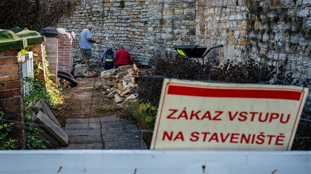 emeslnci na zmku v Novm Mst nad Metuj opravuj terasy.