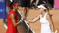 Tereza Martincová (vpravo) a Caroline Garciaová se zdraví po utkání na turnaji...