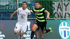 Tomáe Pikryla z Mladé Boleslavi (vlevo) stíhá Luke Byrne z Shamrocku Rovers.