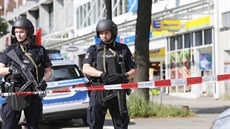 Policie hlídkuje ped supermarketem v Hamburku, kde mu zaútoil noem na...
