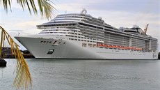 Tropická klasika: MSC Divina v kostarickém přístavu Puerto Limón Tropická klasika: MSC Divina v kostarickém přístavu Puerto Limón