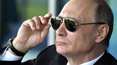 Ruský prezident Vladimir Putin sleduje vystoupení akrobatické skupiny pi...