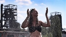 Jedna z návštěvnic festivalu Colours of Ostrava se osvěžuje ve vodní mlze,... Jedna z návštěvnic festivalu Colours of Ostrava se osvěžuje ve vodní mlze,...