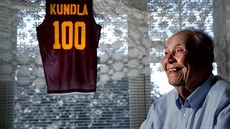 V roce 2016 oslavil slavný americký basketbalista John Kundla sto let. V roce 2016 oslavil slavný americký basketbalista John Kundla sto let.