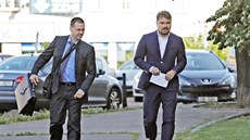 Marek Dalík (vpravo), bývalý poradce premiéra Topolánka, pichází na jednání...