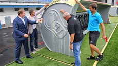 PLZEŇSKÉ PLECHOVKY. Na stadionu Viktorie Plzeň pokřtili nové střídačky ve tvaru... PLZEŇSKÉ PLECHOVKY. Na stadionu Viktorie Plzeň pokřtili nové střídačky ve tvaru...