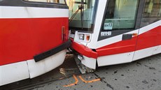 Na brněnské zastávce Tkalcovská se srazily dvě tramvaje, když se řidič té druhé... Na brněnské zastávce Tkalcovská se srazily dvě tramvaje, když se řidič té druhé...