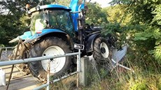 Traktor u Moravských Bránic po selhání brzd ztratil vlek a narazil do okraje...