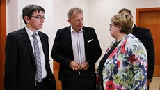Postoloprtský starosta Zdenk Pitora (uprosted) pi rozhovoru s právnikou...