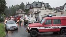 Hasiské jednotky pi zásahu v nemocnici v Rumburku.