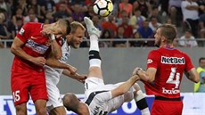 Plzeňský útočník Michael Krmenčík v akrobatické pozici, jeho spoluhráč Daniel... Plzeňský útočník Michael Krmenčík v akrobatické pozici, jeho spoluhráč Daniel...
