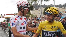 Chris Froome (vpravo) pijímá gratulaci ke tvrtému triumfu na Tour od Warrena...