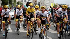 NA ZDRAVÍ. Chris Froome slaví svj tvrtý titul na Tour de France bhem...
