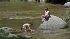 Na Stvoidlech se lidé bn koupou v ece Sázav. Ovem v dob naí návtvy...