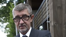 Šéf hnutí ANO Andrej Babiš hovoří 29. července s novináři před vjezdem do... Šéf hnutí ANO Andrej Babiš hovoří 29. července s novináři před vjezdem do...