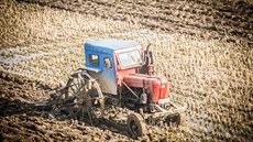 Na evropské pomry zastaralý model traktoru, který zachytil fotograf na poli u...