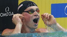 Britský plavec Adam Peaty nevícn sleduje asomíru. Práv znovu vylepil...