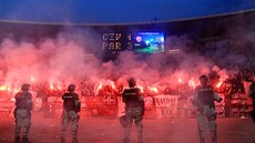 Fanoušci Crvene Zvezdy Bělehrad umí vytvořit vskutku pekelnu atmosféru. Fanoušci Crvene Zvezdy Bělehrad umí vytvořit vskutku pekelnu atmosféru.