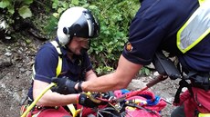 Letečtí záchranáři museli pro čtyřicetiletého turistu, který spadl v údolí Bílé... Letečtí záchranáři museli pro čtyřicetiletého turistu, který spadl v údolí Bílé...